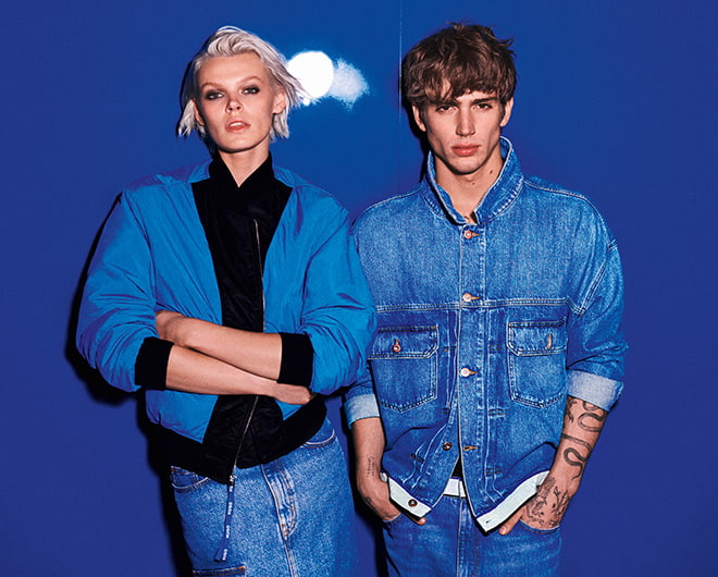 HUGO BLUE – zwei Models posieren in Blau vor einem blauen Hintergrund (Foto)