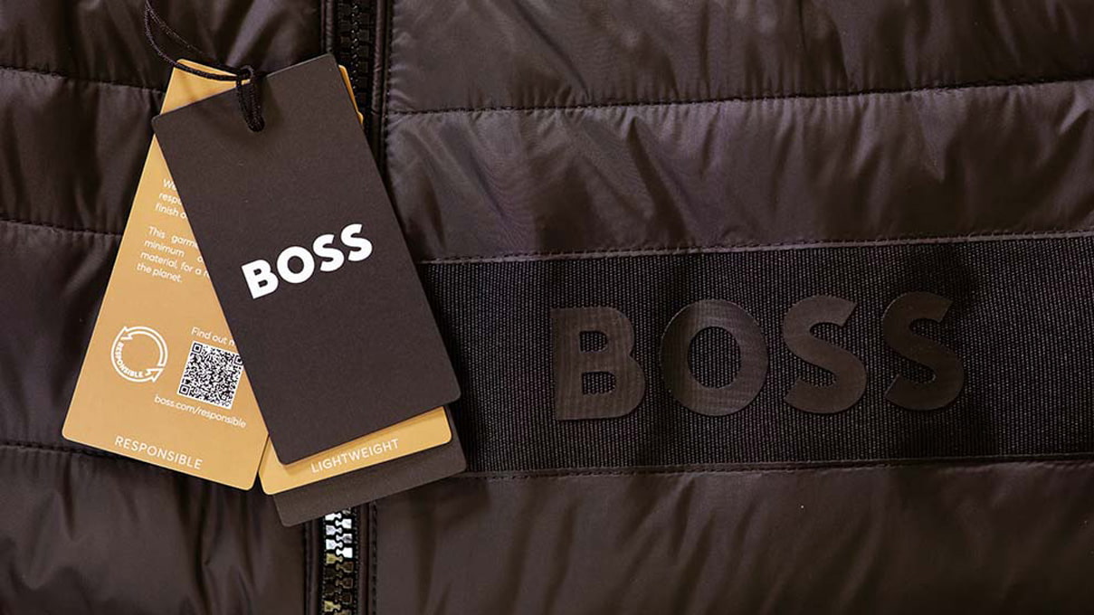 BOSS-Etikett auf einer braunen Jacke (Foto)