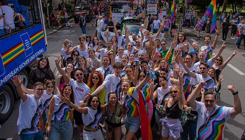 Eine große Menschengruppe feiert den Pride-Monat (Foto)